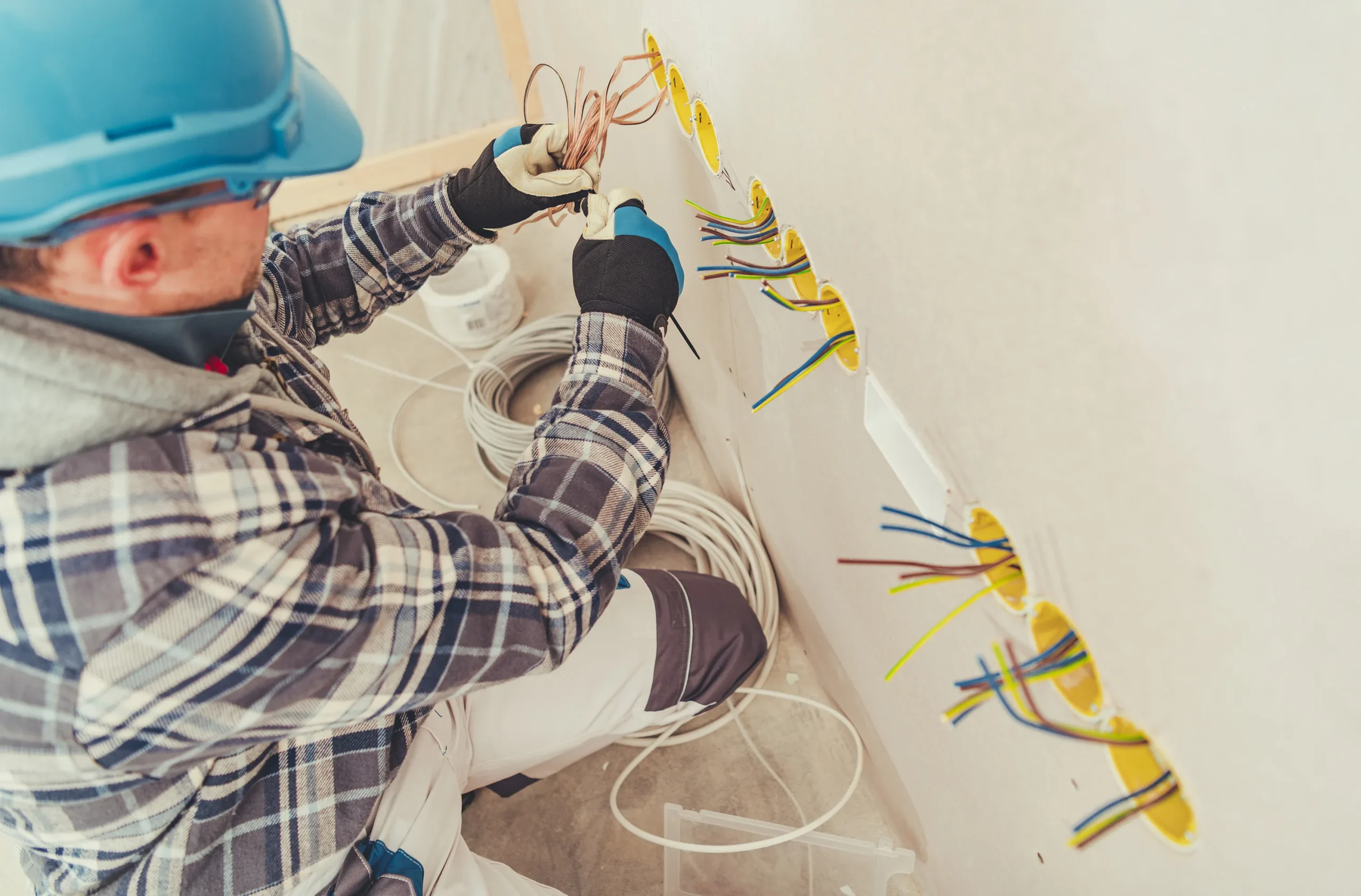 elektro-instalacije_hero-image Delavec pripravlja elektro inštalacijo