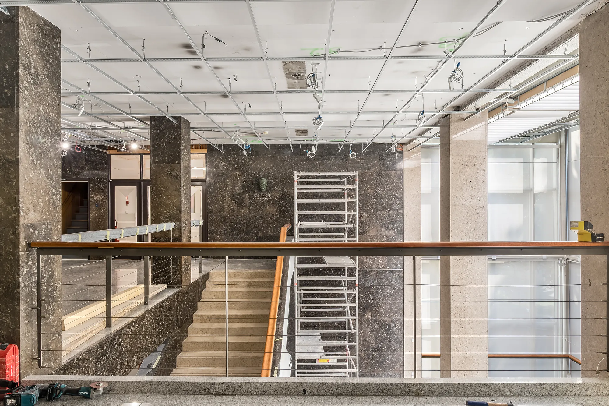akusticni-strop-institut-jozefa-stefana_CC04511 Detajl kovinske podkonstrukcije za akustični strop