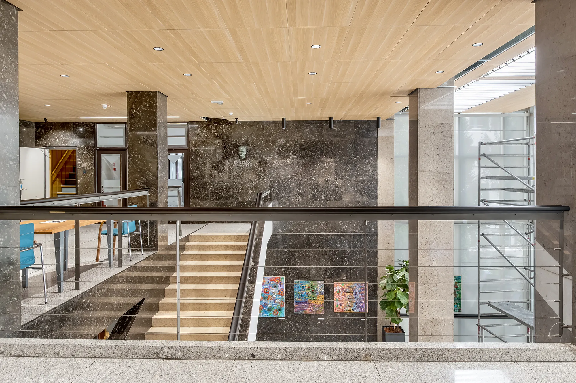 akusticni-strop-institut-jozefa-stefana_CCC05412 Akustični strop z vgrajeno razsvetljavo na hodniku Inštituta Jožefa Štefana